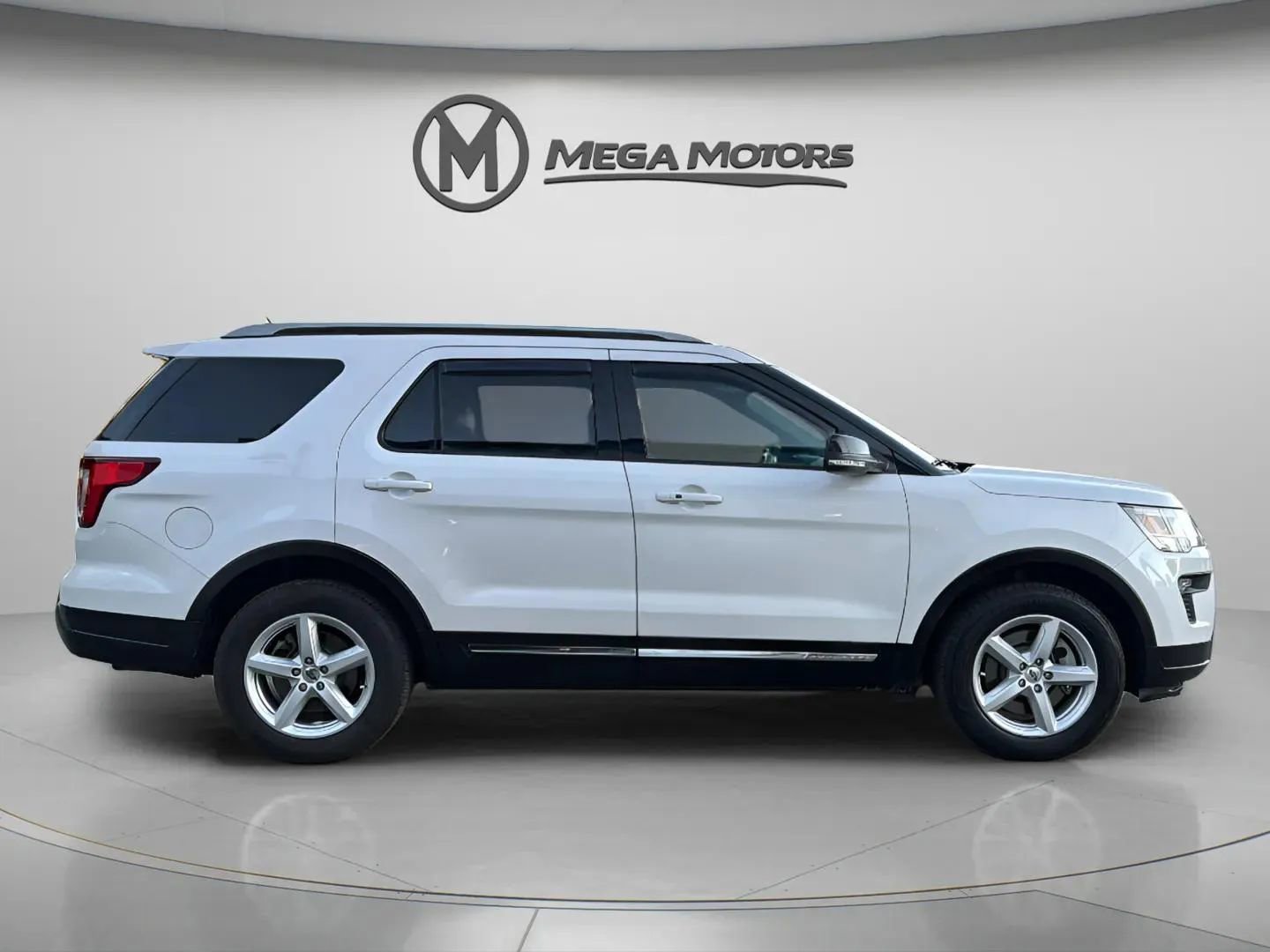 Used 2018 Ford Explorer XLT w/ Equipment Group 202A image 6