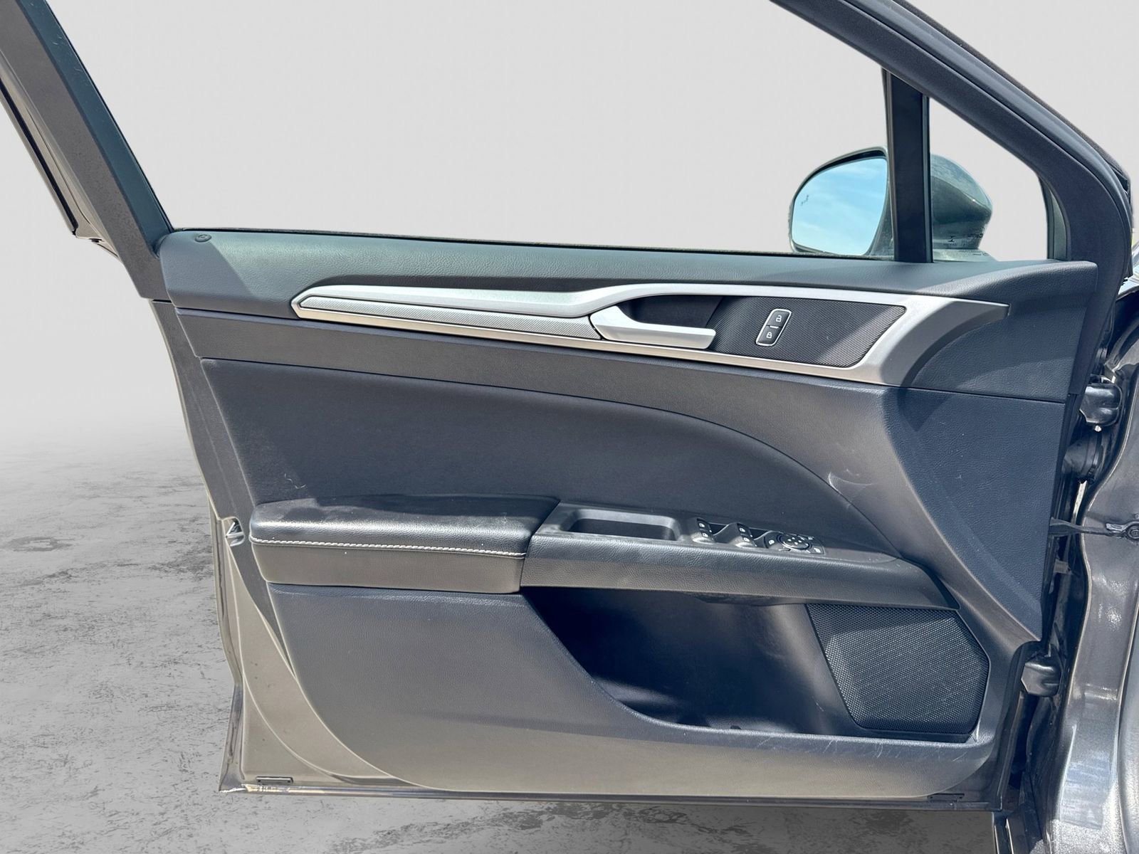 Used 2020 Ford Fusion SE FWD image 32
