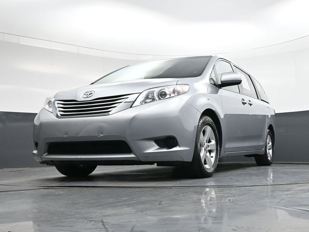 Used 2015 Toyota Sienna LE image 41