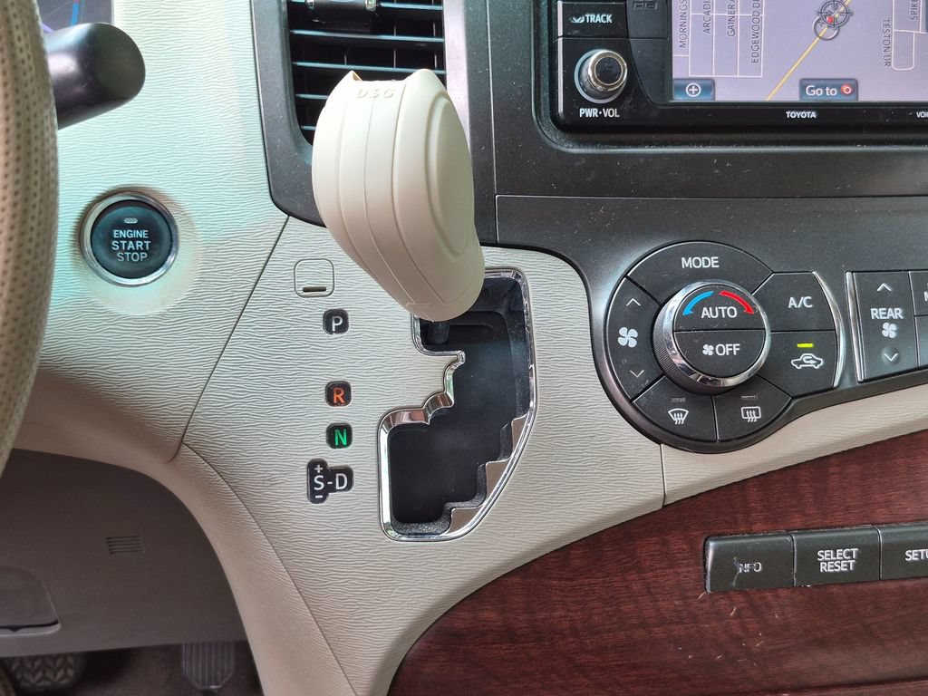 Used 2014 Toyota Sienna XLE FWD image 19