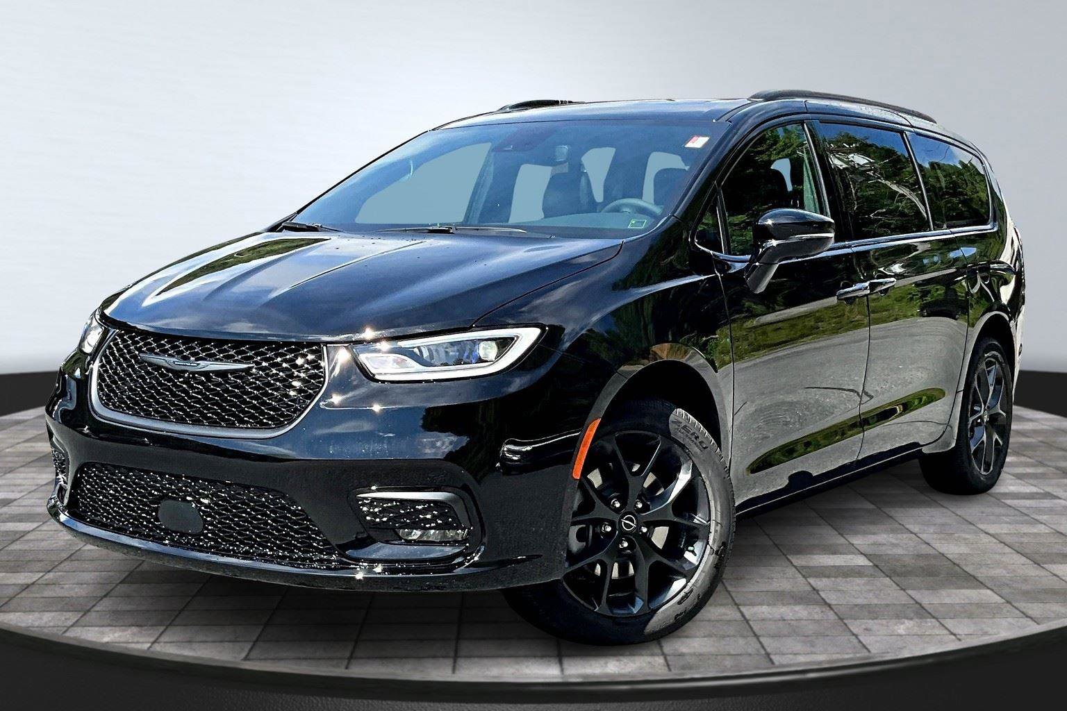 New 2026 Chrysler Pacifica Limited w/ S Appearance Package image 2