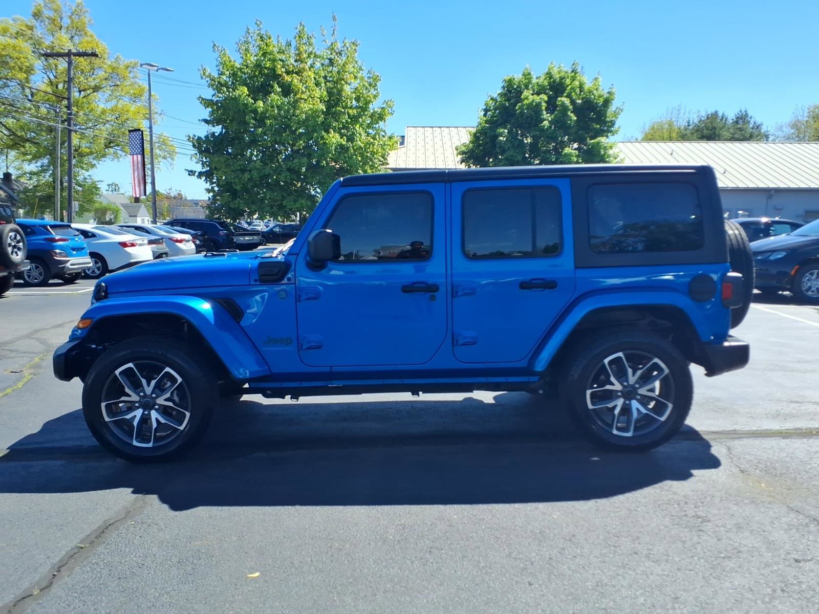 Used 2024 Jeep Wrangler Unlimited w/ Convenience Group AWD/4WD image 4