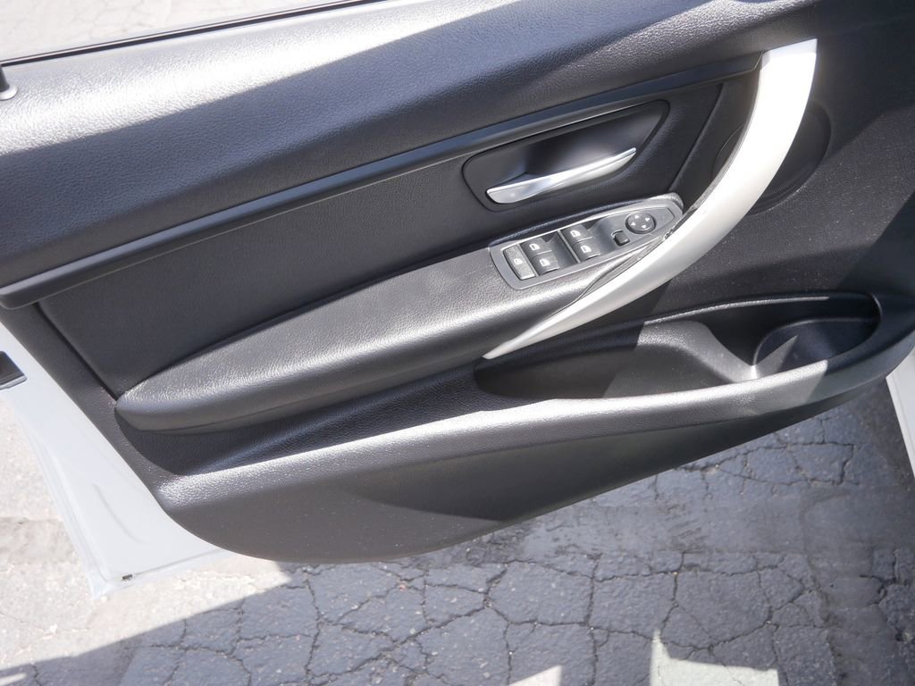 Used 2015 BMW 320i xDrive Sedan AWD/4WD image 12