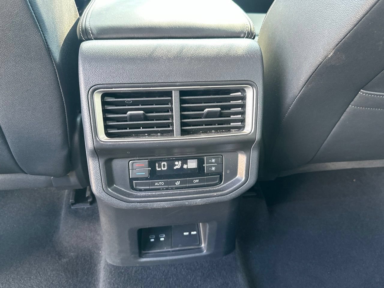 Used 2026 Volkswagen Atlas SE FWD image 24