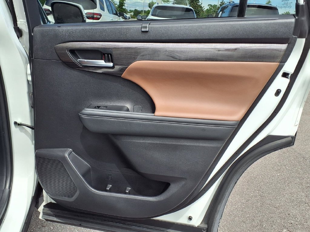Used 2025 Toyota Highlander Limited AWD/4WD image 14