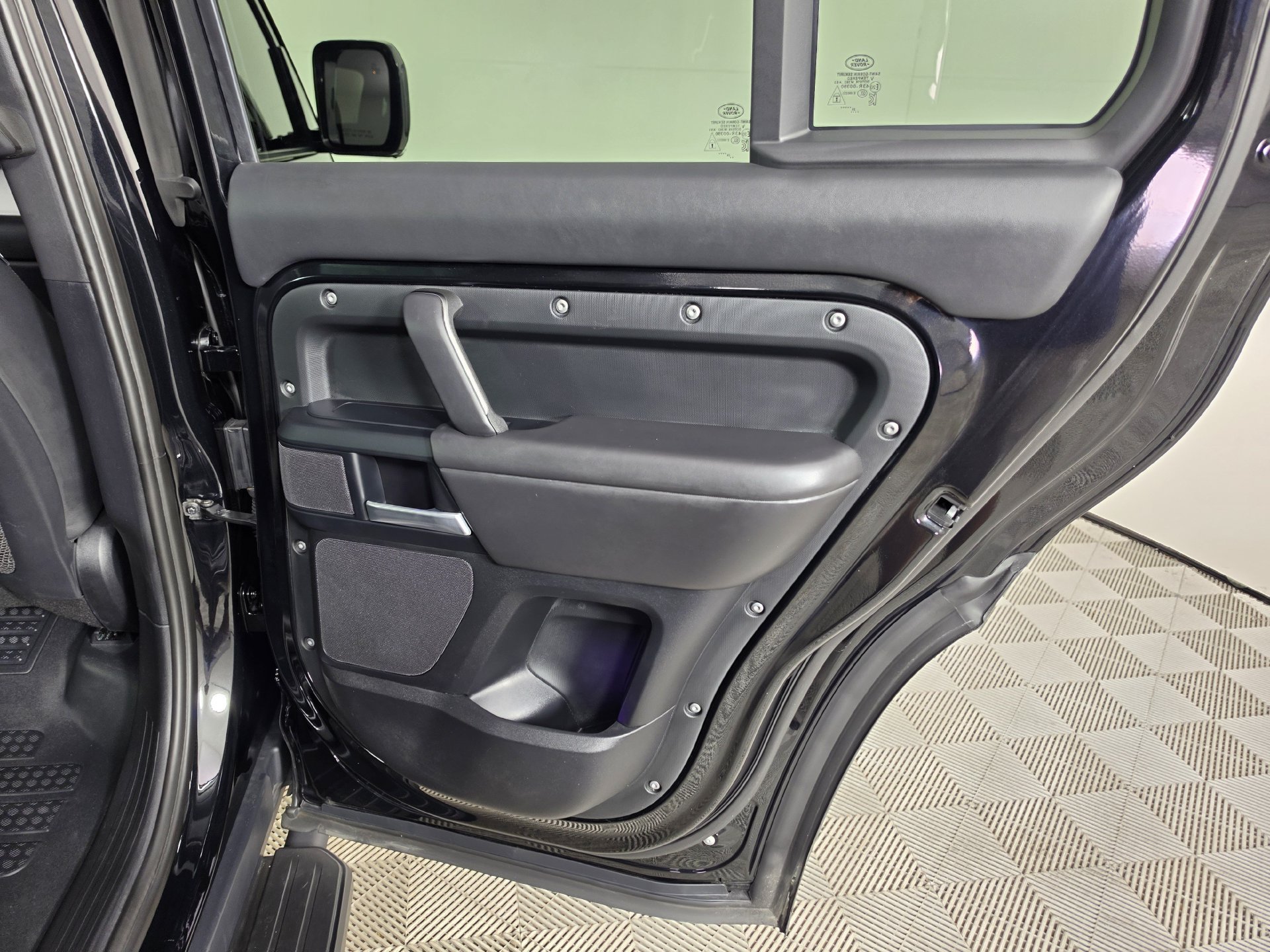 Used 2025 Land Rover Defender 130 X-Dynamic SE AWD/4WD image 29