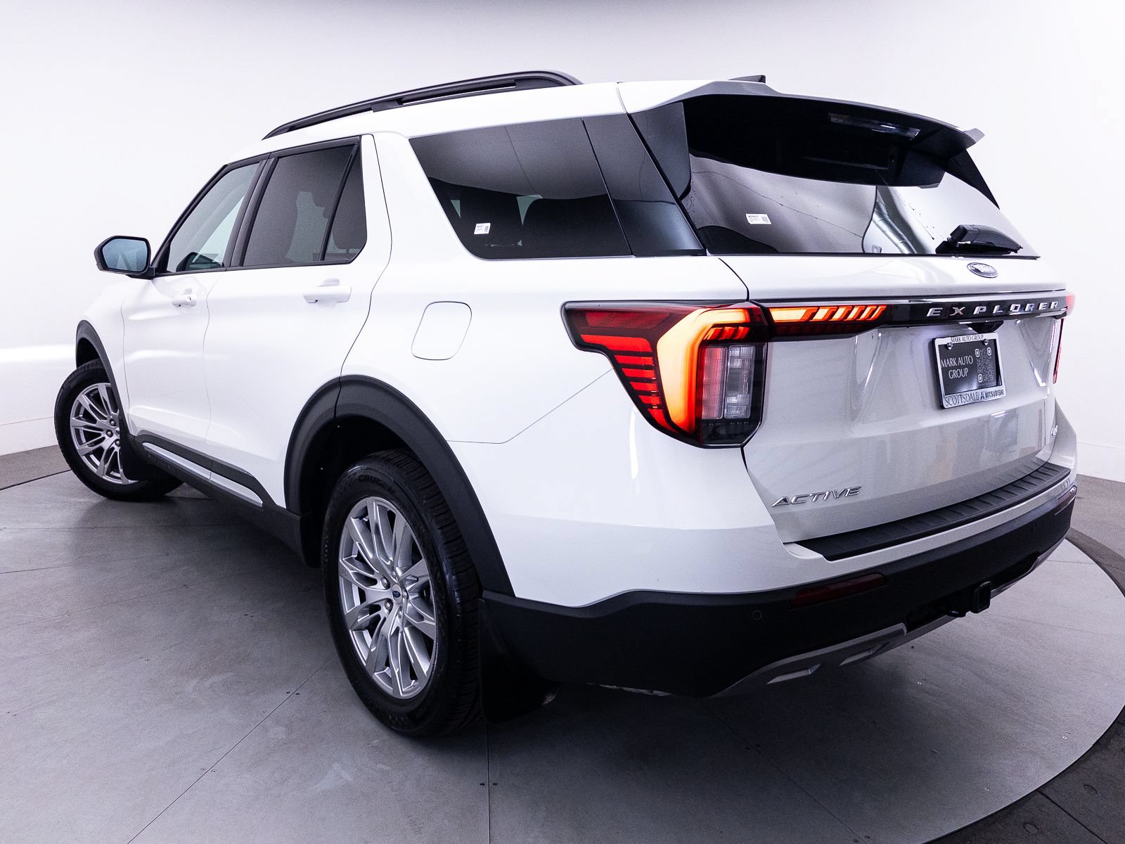 Used 2025 Ford Explorer Active w/ Active Comfort Package AWD/4WD image 3