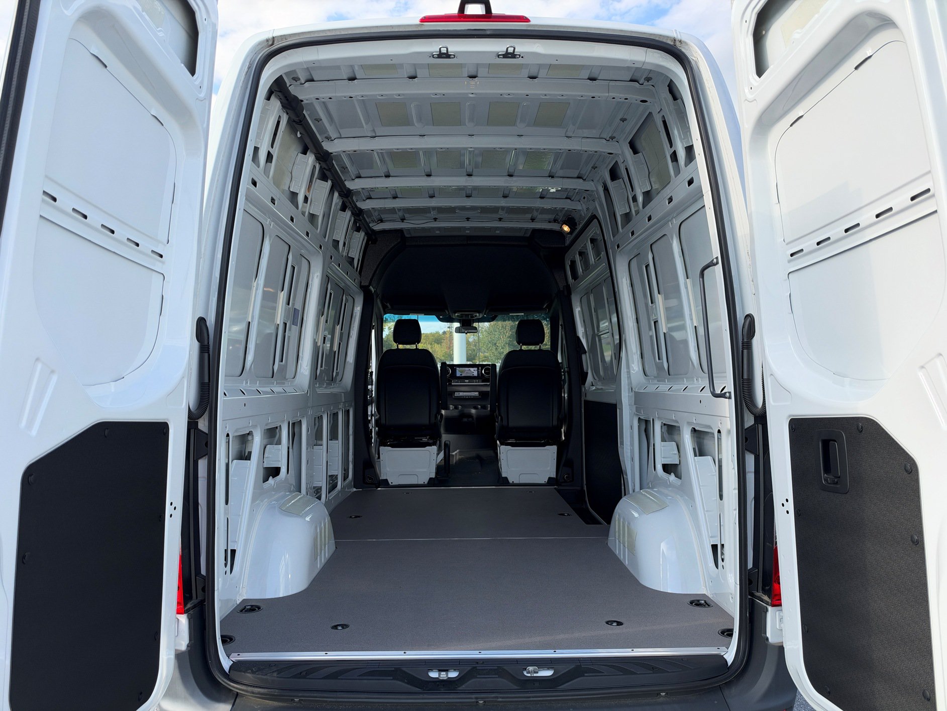 Used 2025 Mercedes-Benz Sprinter 2500 image 22