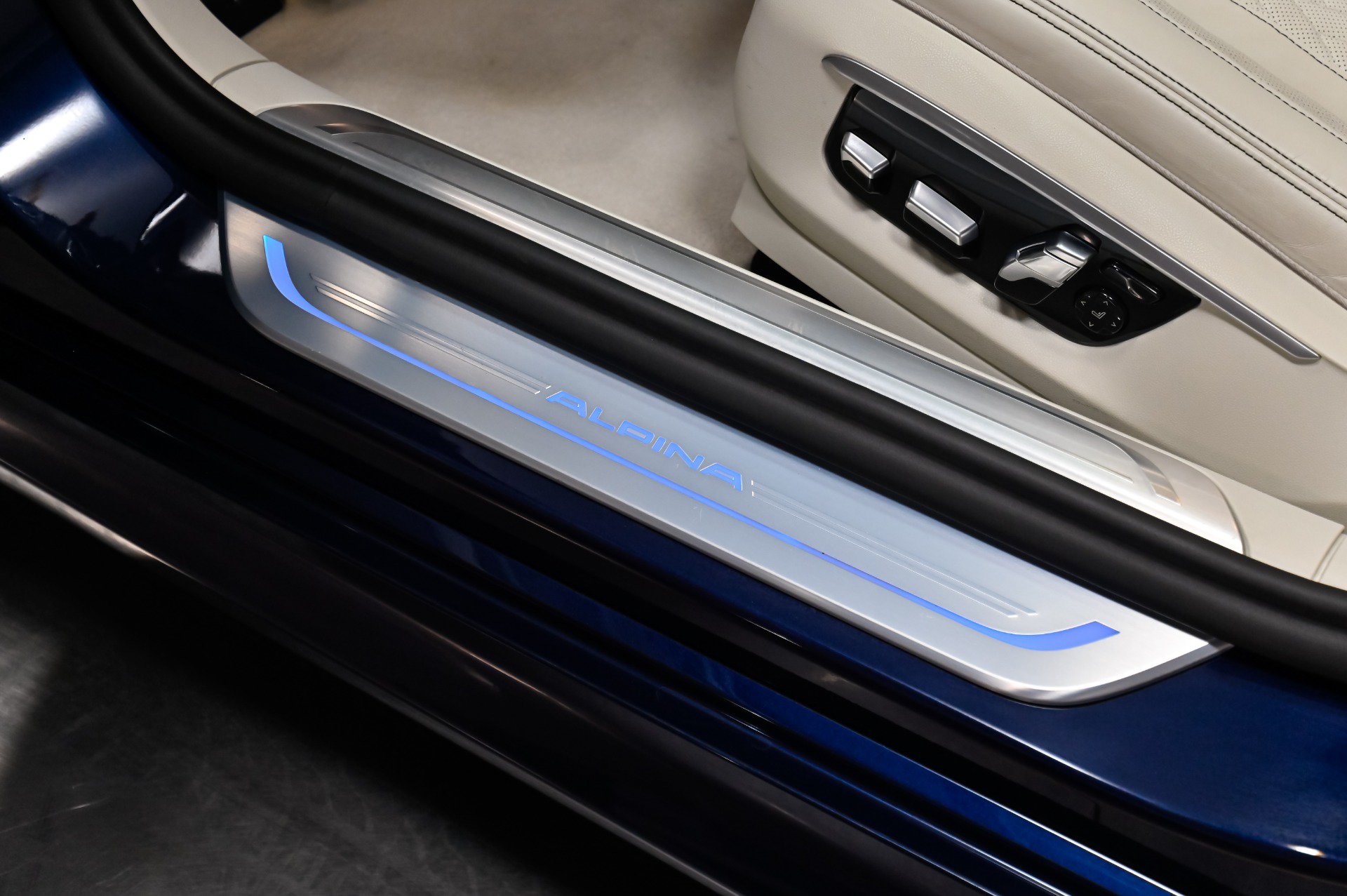 Used 2022 BMW ALPINA B7 xDrive AWD/4WD image 26