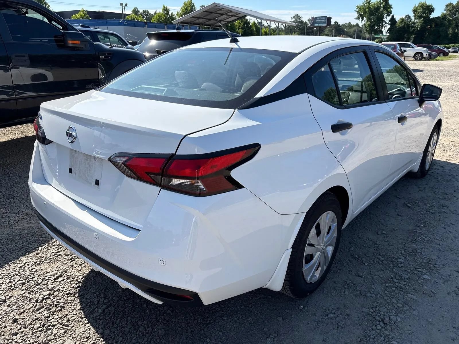 Used 2022 Nissan Versa S FWD image 2