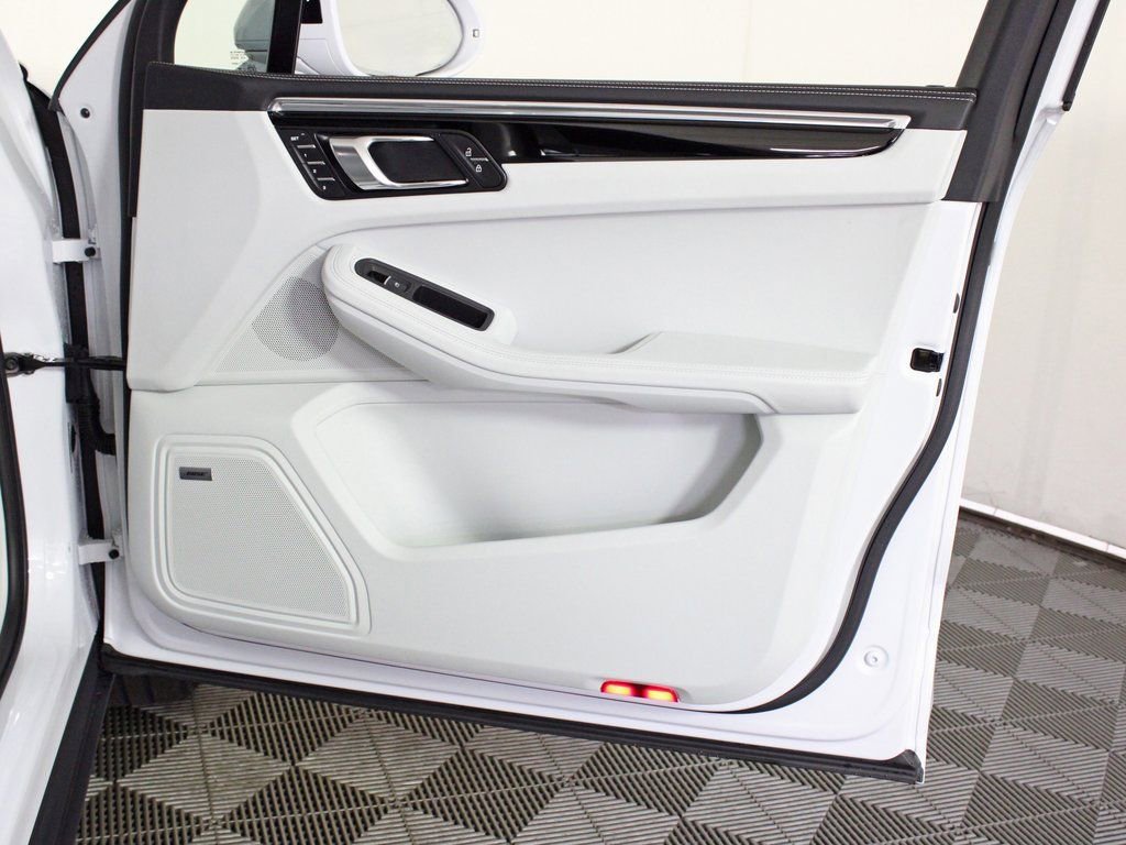 Certified 2025 Porsche Macan image 38