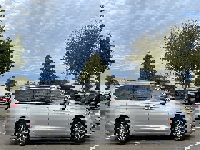 Used 2024 Chrysler Pacifica Touring-L image 3