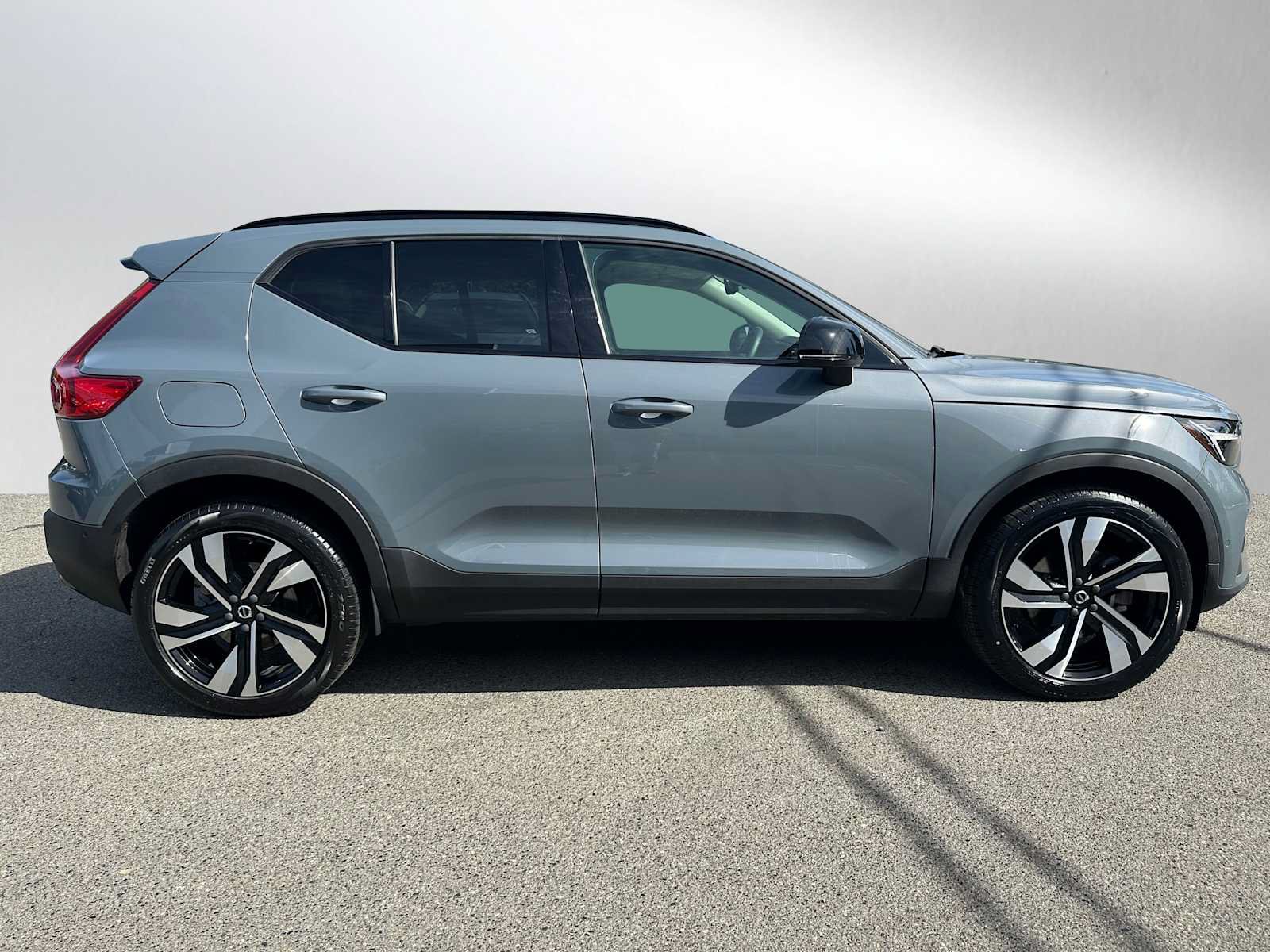 Certified 2023 Volvo XC40 B5 Plus w/ Driver Assist Package AWD/4WD image 3