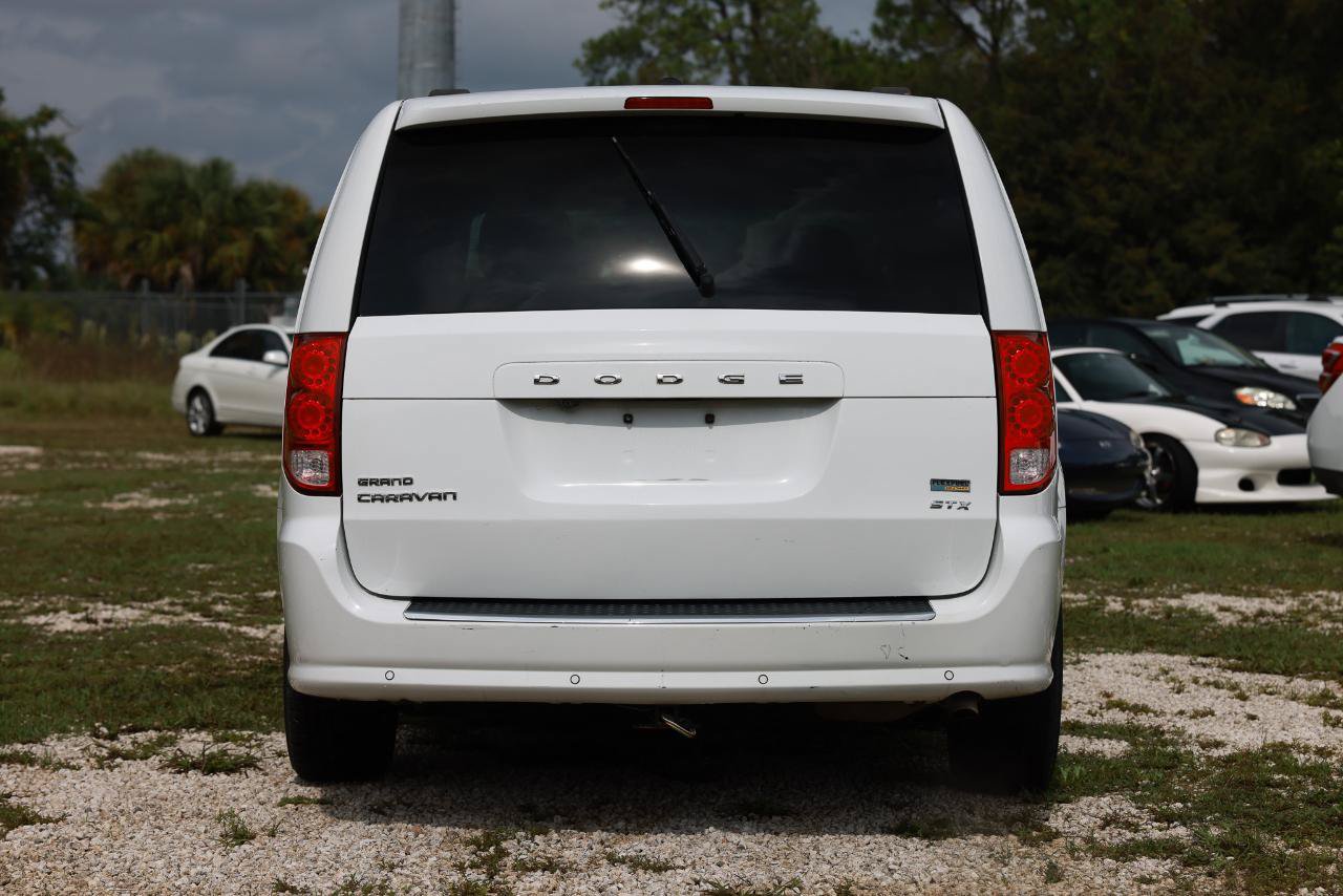 Used 2016 Dodge Grand Caravan SXT w/ Rear Park Assist Package FWD image 7