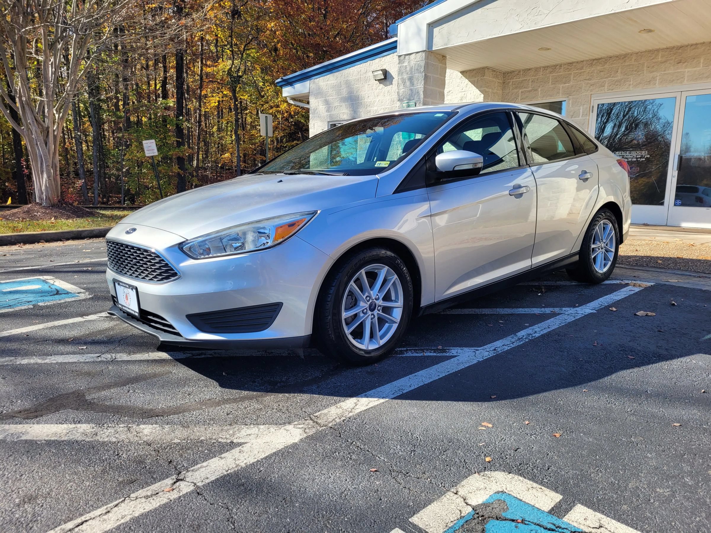 Used 2017 Ford Focus SE FWD image 2
