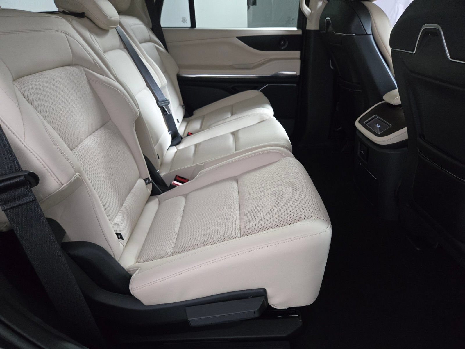 New 2027 Lincoln Navigator Premiere AWD/4WD image 18