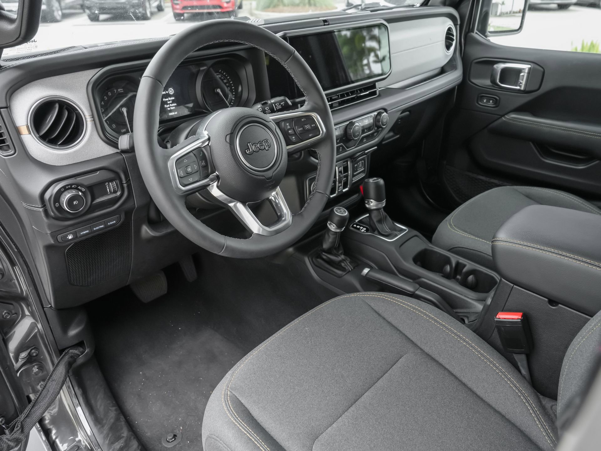 Used 2025 Jeep Wrangler Unlimited Sahara AWD/4WD image 15