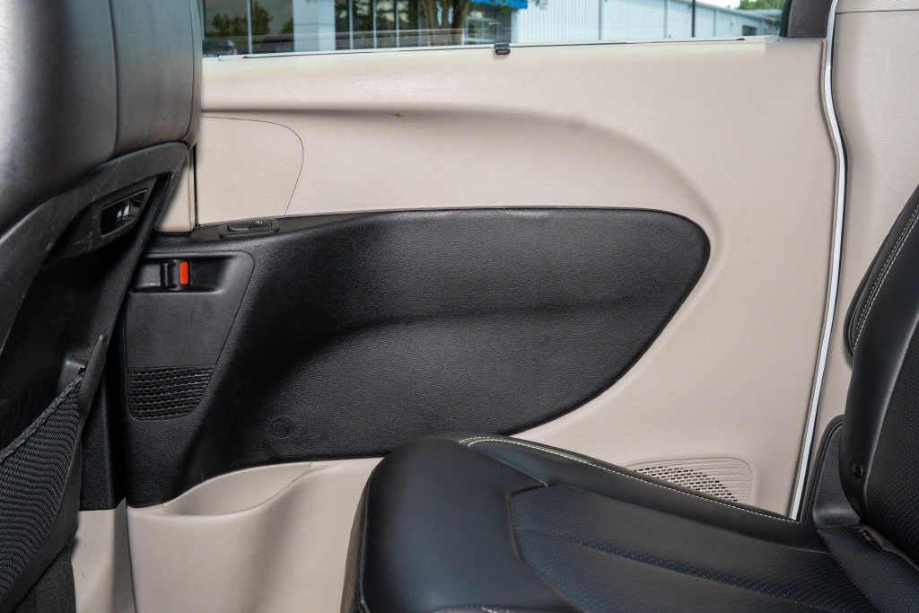 Used 2024 Chrysler Pacifica Touring-L FWD image 11