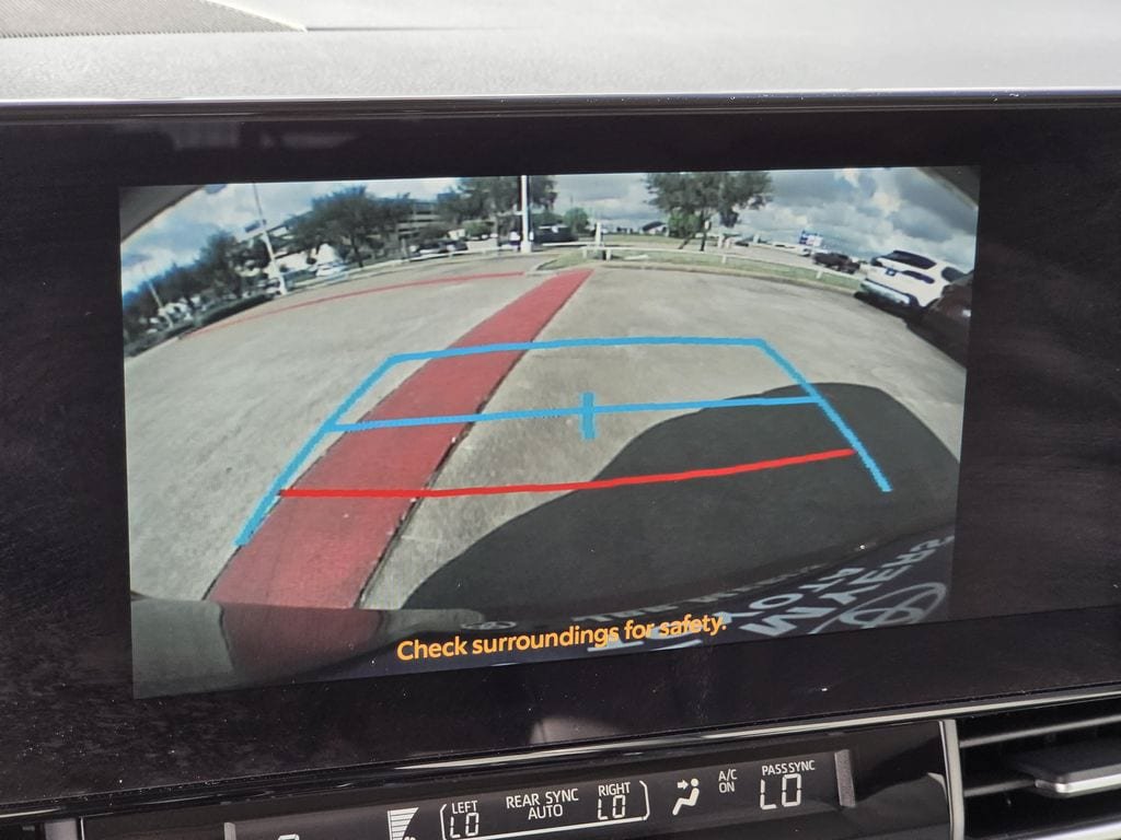 Used 2025 Toyota Sienna XLE FWD image 19