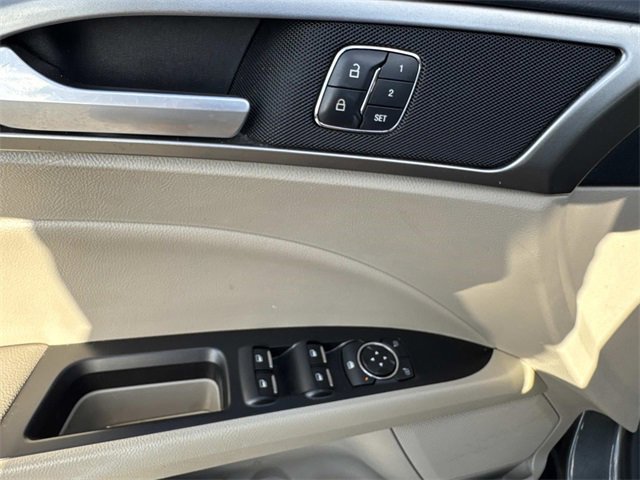 Used 2018 Ford Fusion SE image 18