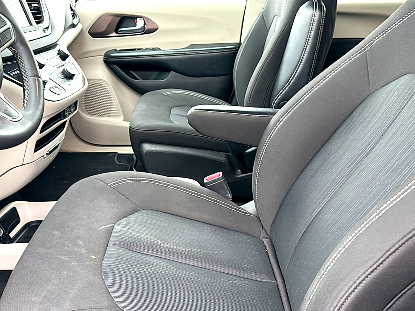 Used 2022 Chrysler Voyager LX FWD image 11