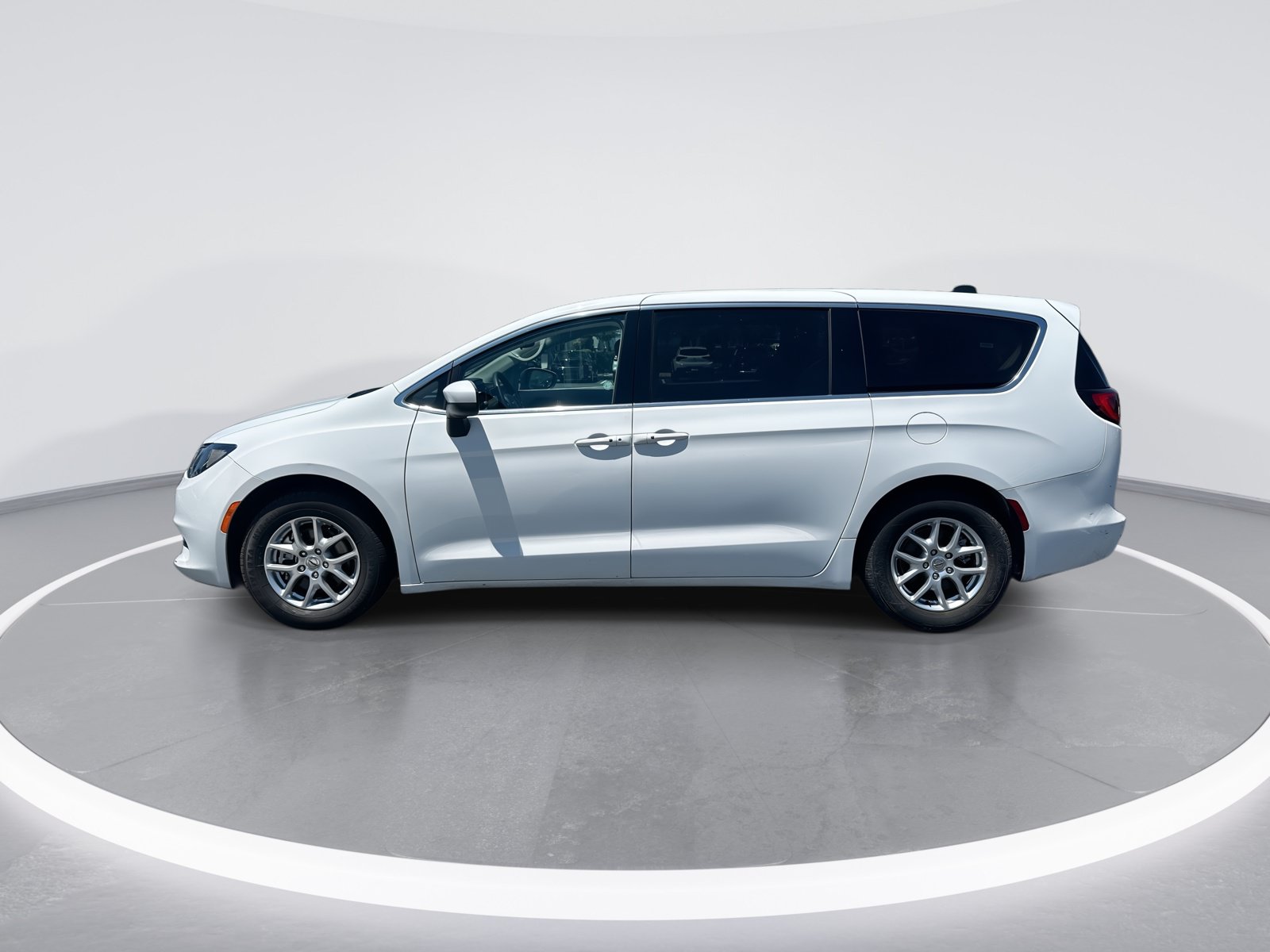 Used 2023 Chrysler Voyager LX FWD image 6