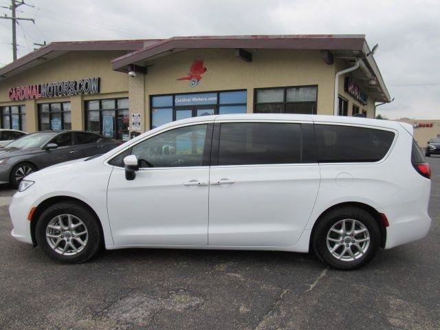 Used 2023 Chrysler Pacifica Touring FWD image 4