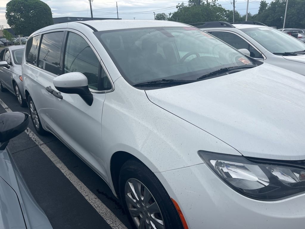 Used 2018 Chrysler Pacifica L FWD image 3