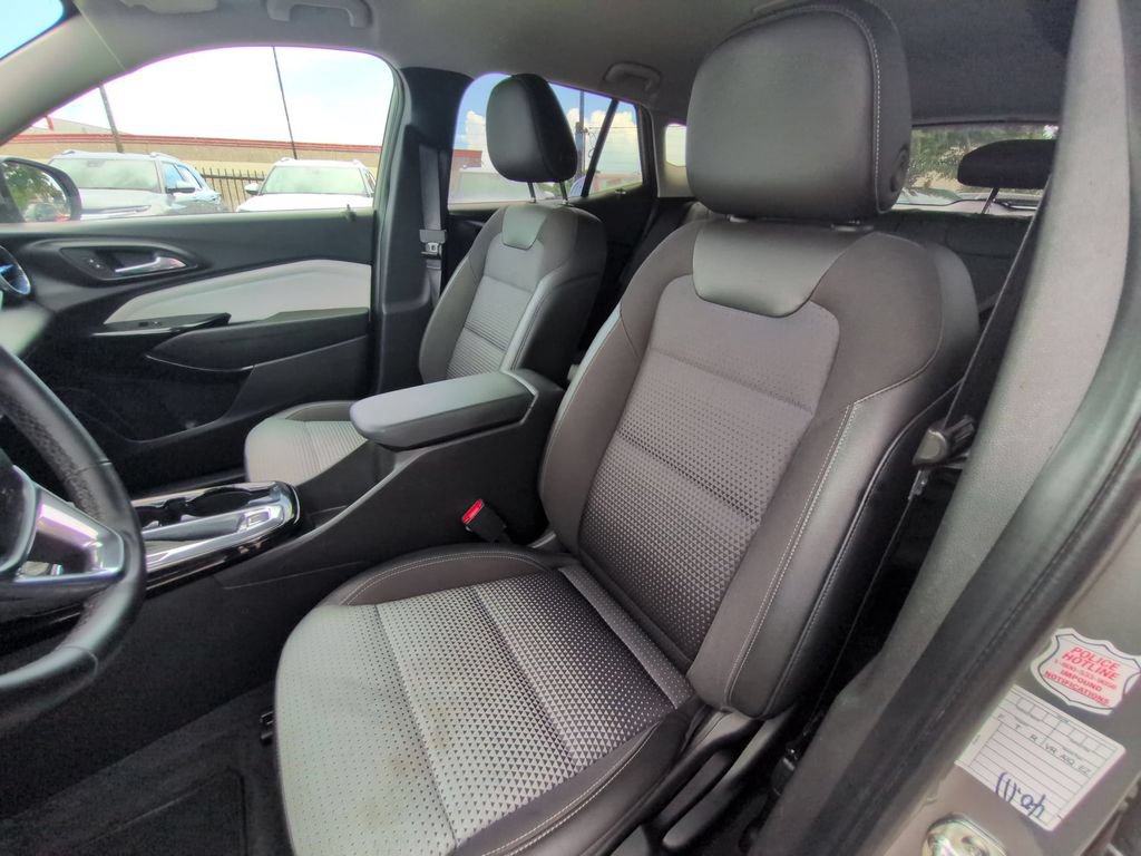 Used 2025 Chevrolet Trax LT w/ LT Convenience Package FWD image 24