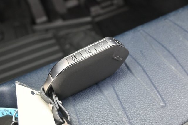 Used 2025 Kia Carnival EX FWD image 41