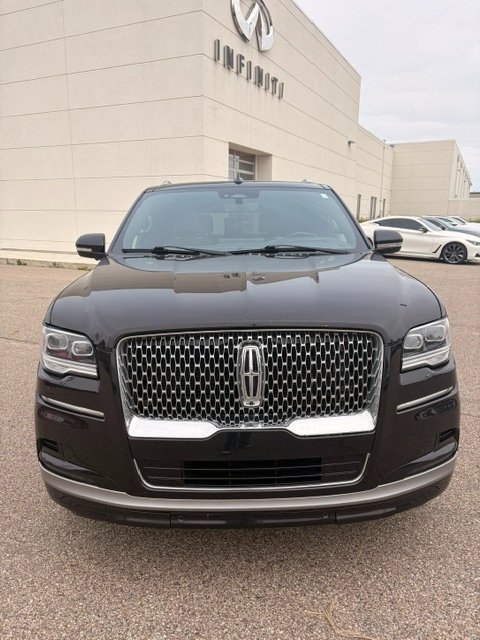 Used 2022 Lincoln Navigator L Reserve AWD/4WD image 2