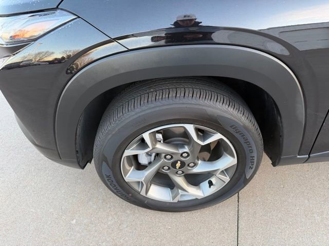 Used 2025 Chevrolet Trax LT w/ LT Convenience Package image 9