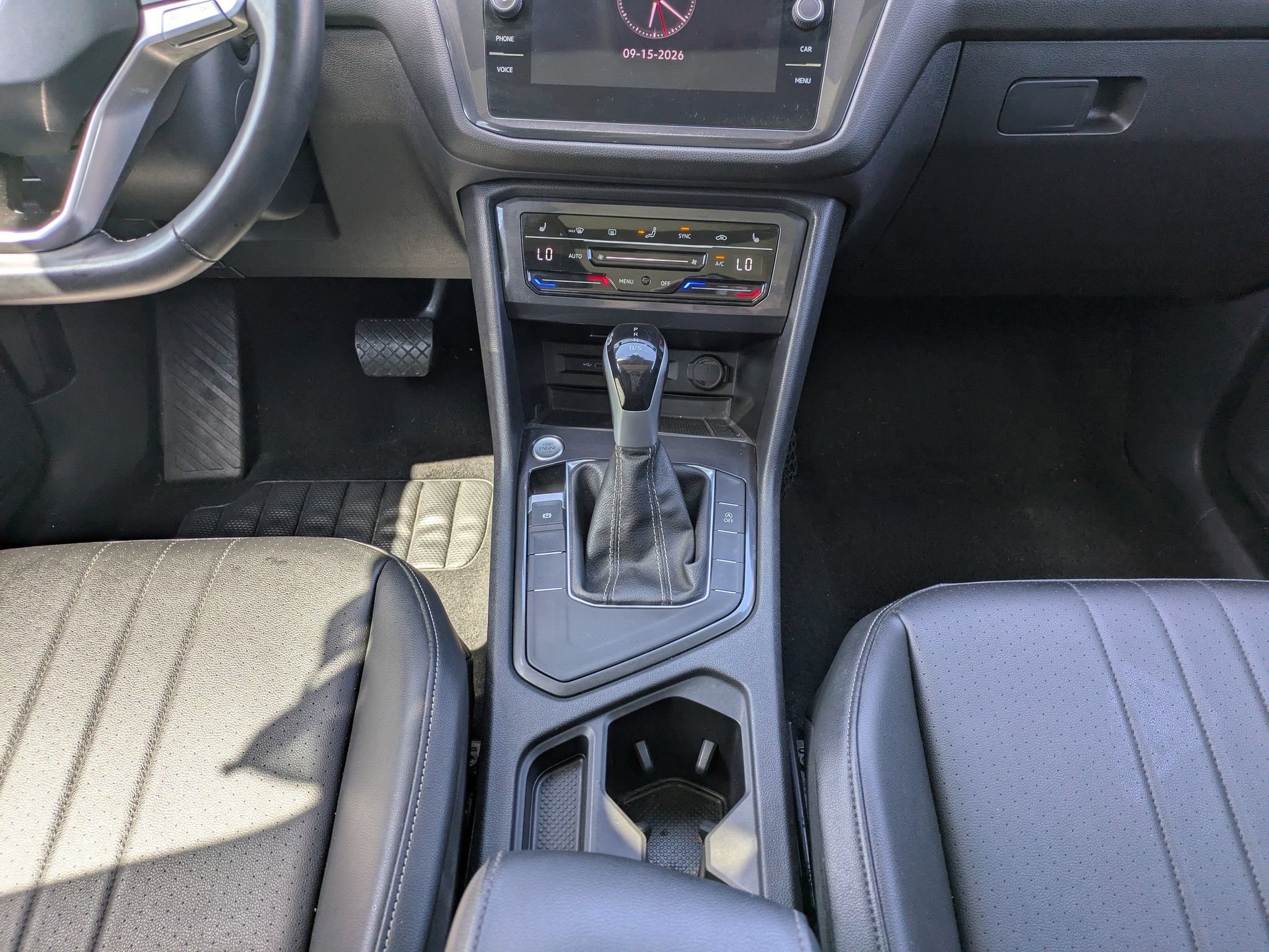 Used 2024 Volkswagen Tiguan SE w/ Panoramic Sunroof Package FWD image 19
