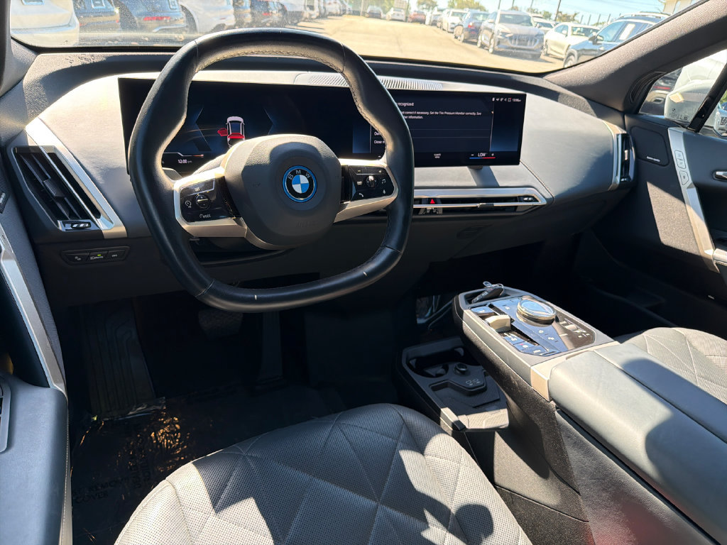 Used 2023 BMW iX xDrive50 w/ Sport Package AWD/4WD image 22