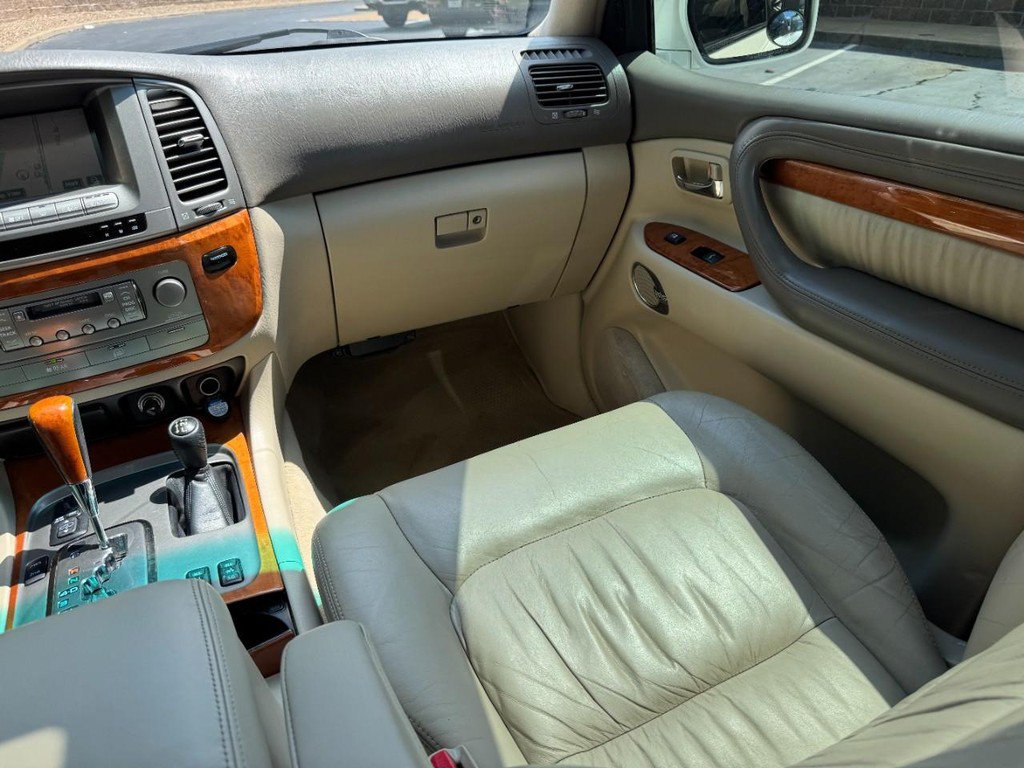 Used 2005 Lexus LX 470 4WD w/ Preferred Accessory Pkg image 16