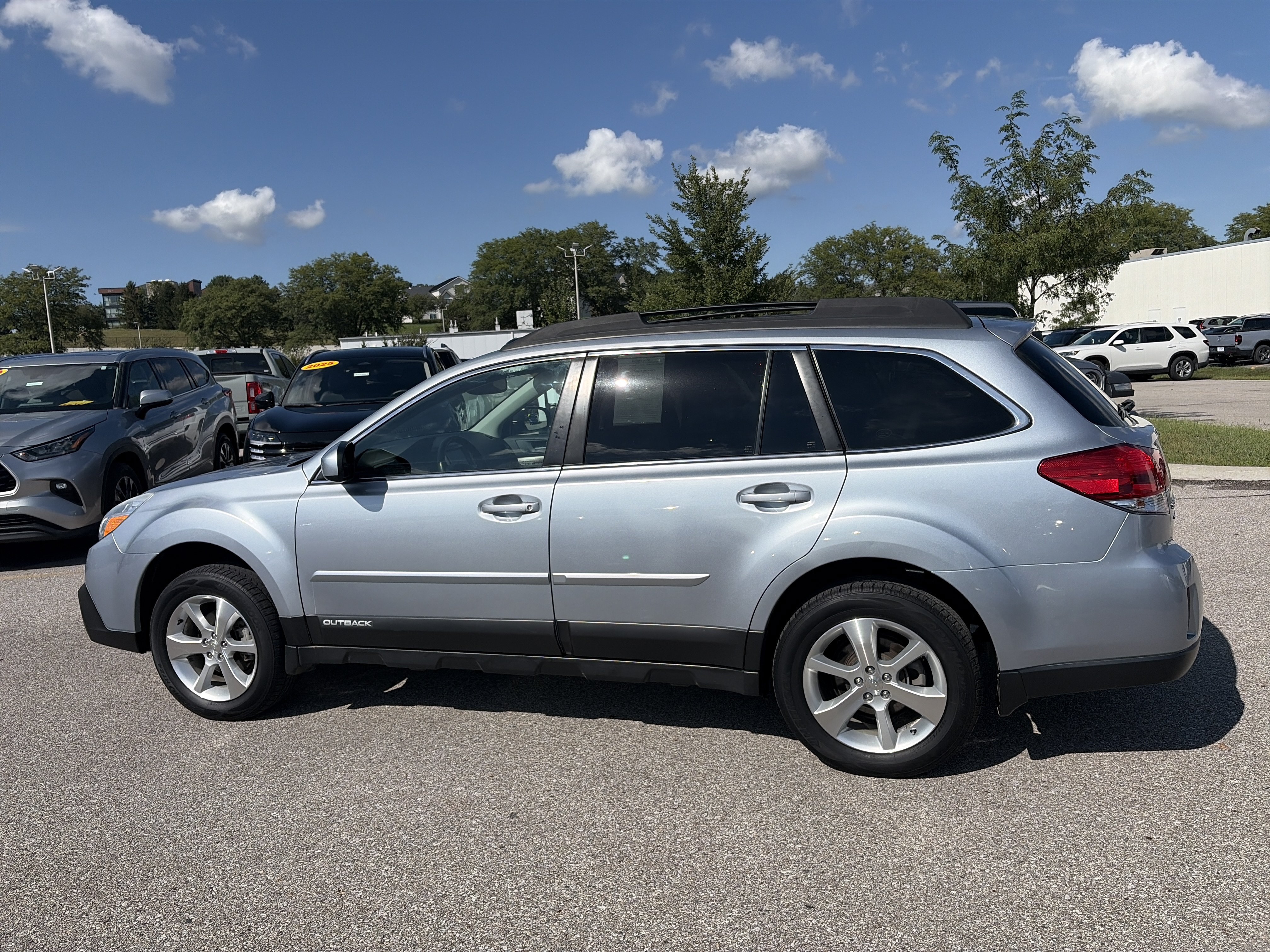 Used 2014 Subaru Outback 2.5i Limited AWD/4WD image 8