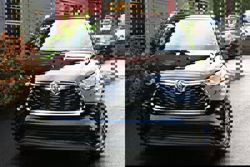 Used 2022 Toyota Highlander XLE image 2