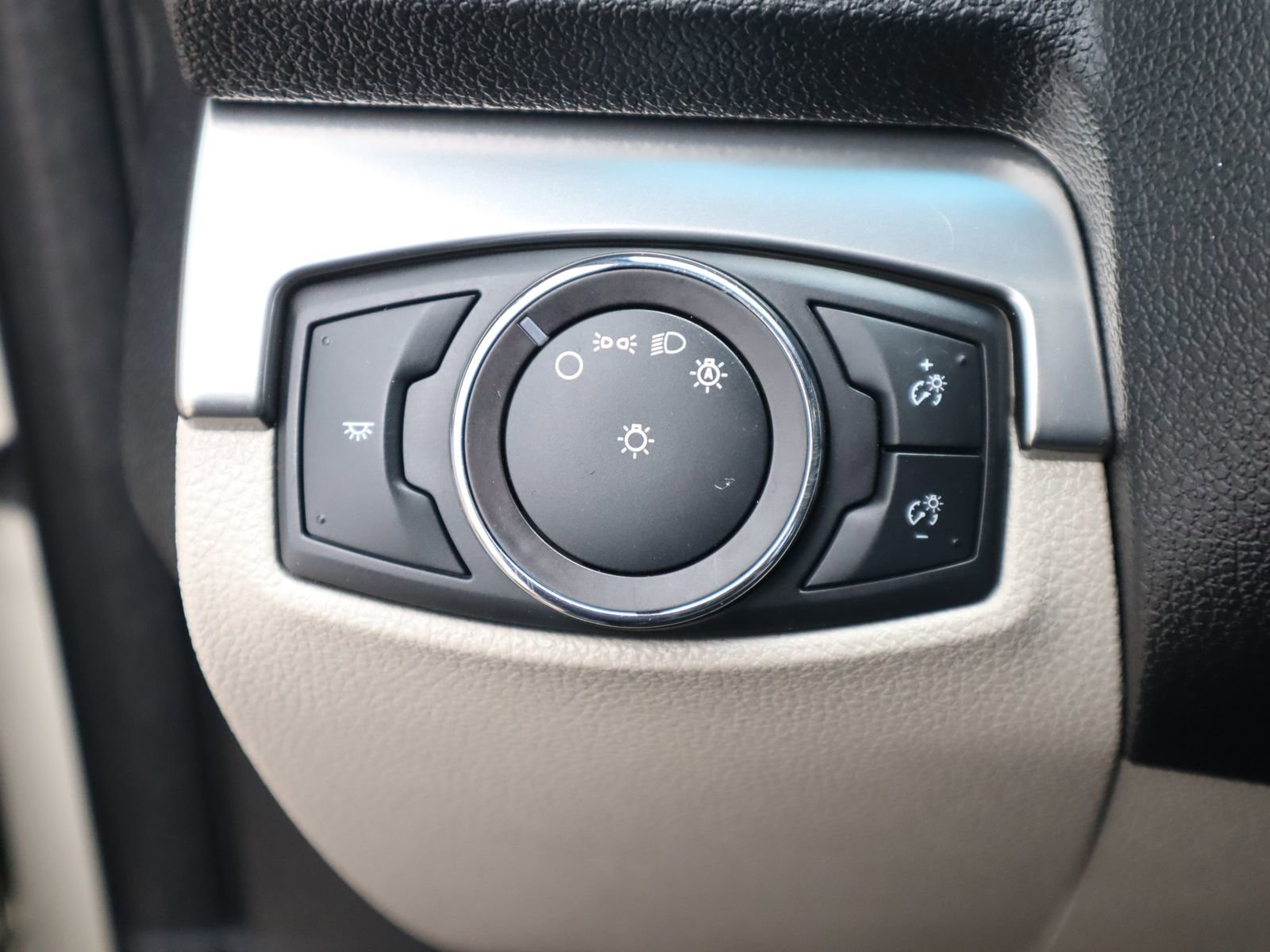Used 2018 Ford Explorer XLT FWD image 33