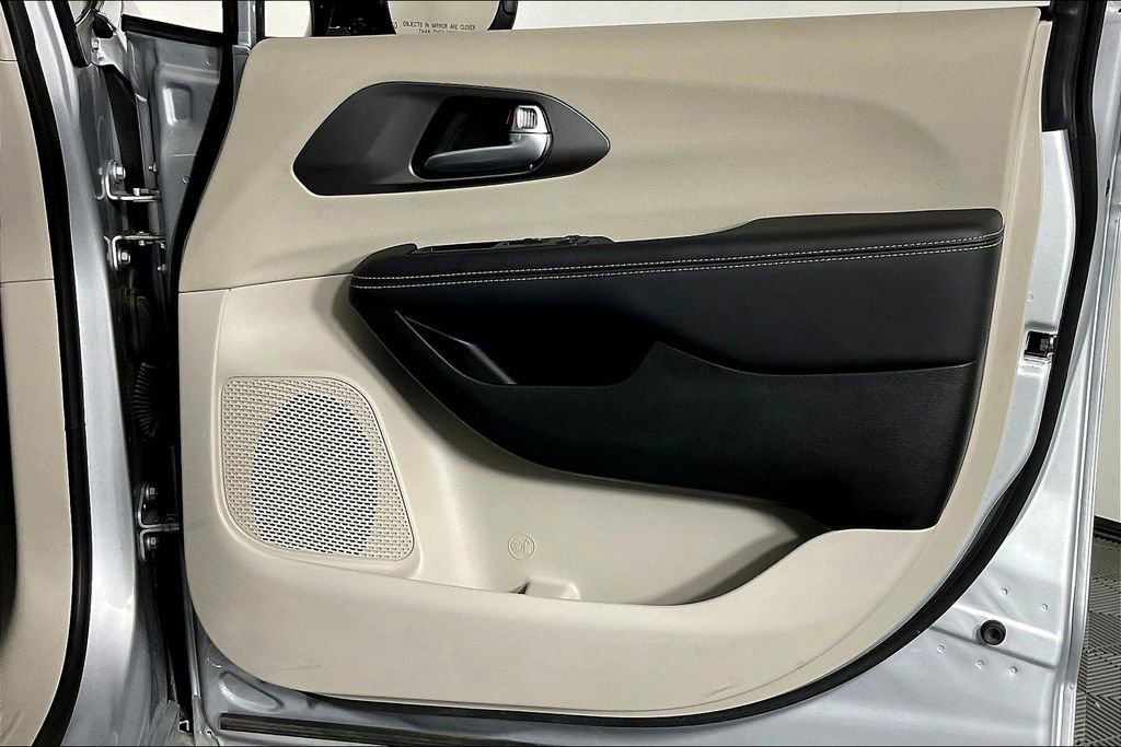 Used 2024 Chrysler Pacifica Touring-L image 25