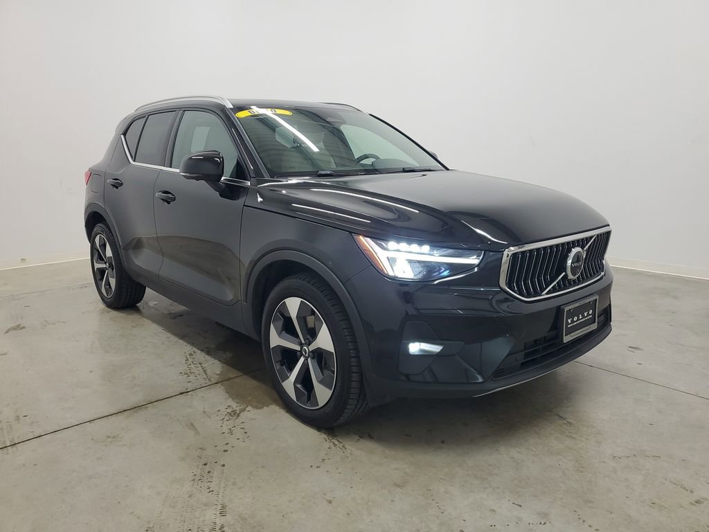 New 2025 Volvo XC40 B5 Plus AWD/4WD image 4