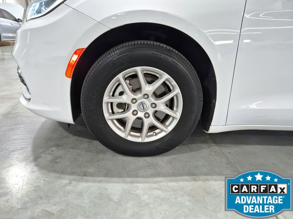 Used 2024 Chrysler Pacifica Touring-L image 10
