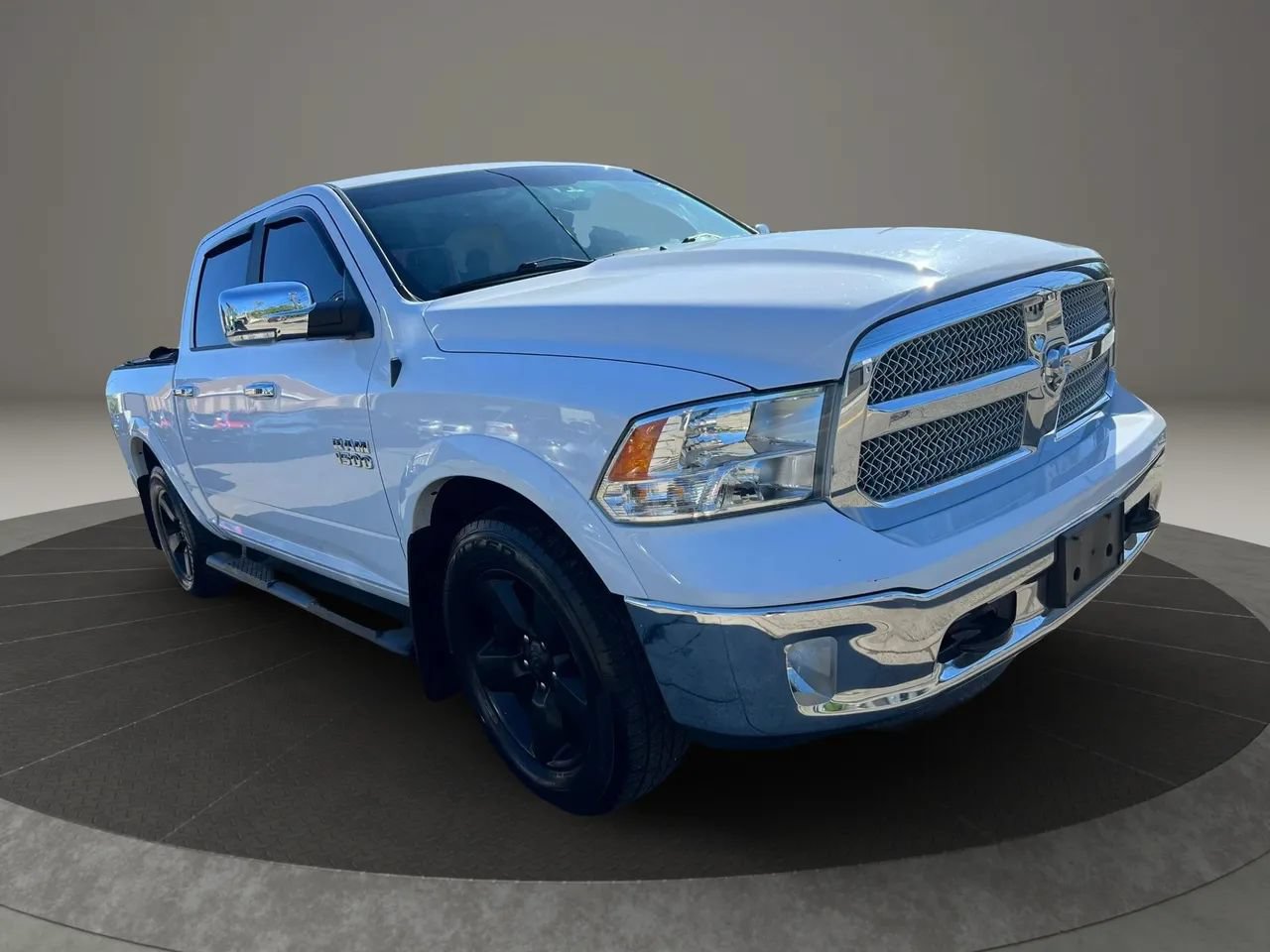 Used 2018 RAM 1500 SLT AWD/4WD image 3