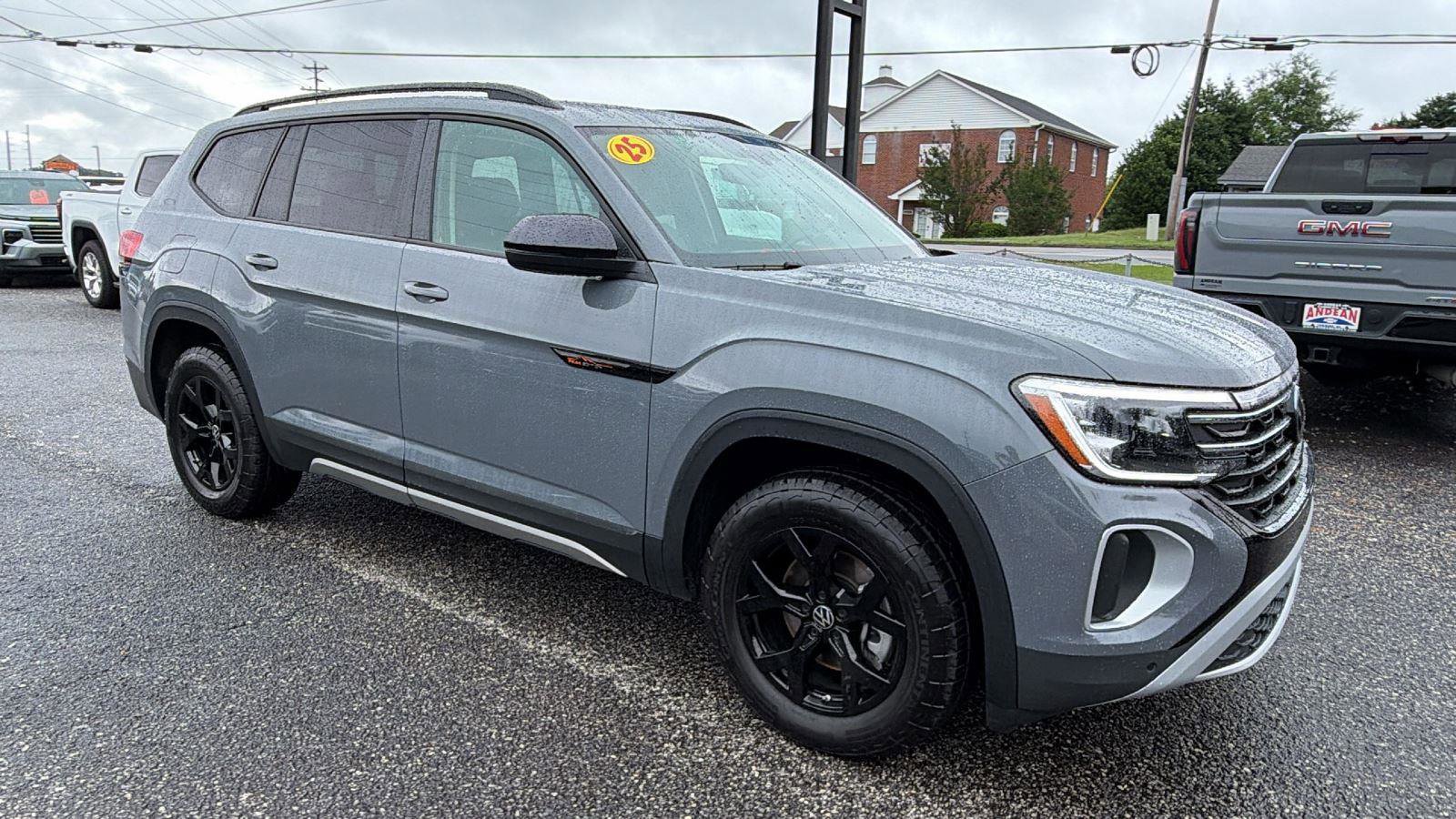 Used 2025 Volkswagen Atlas Peak Edition SE AWD/4WD image 3