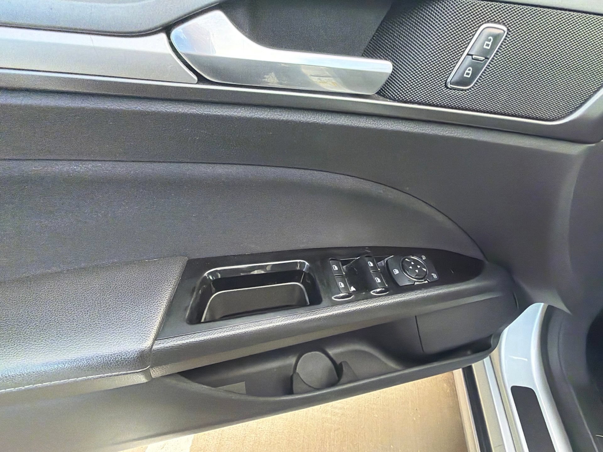 Used 2016 Ford Fusion SE FWD image 9