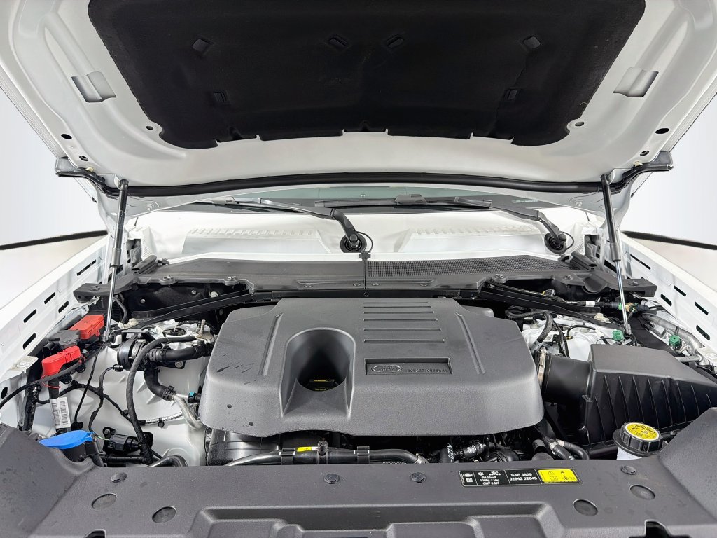 New 2026 Land Rover Defender 130 X-Dynamic SE AWD/4WD image 32