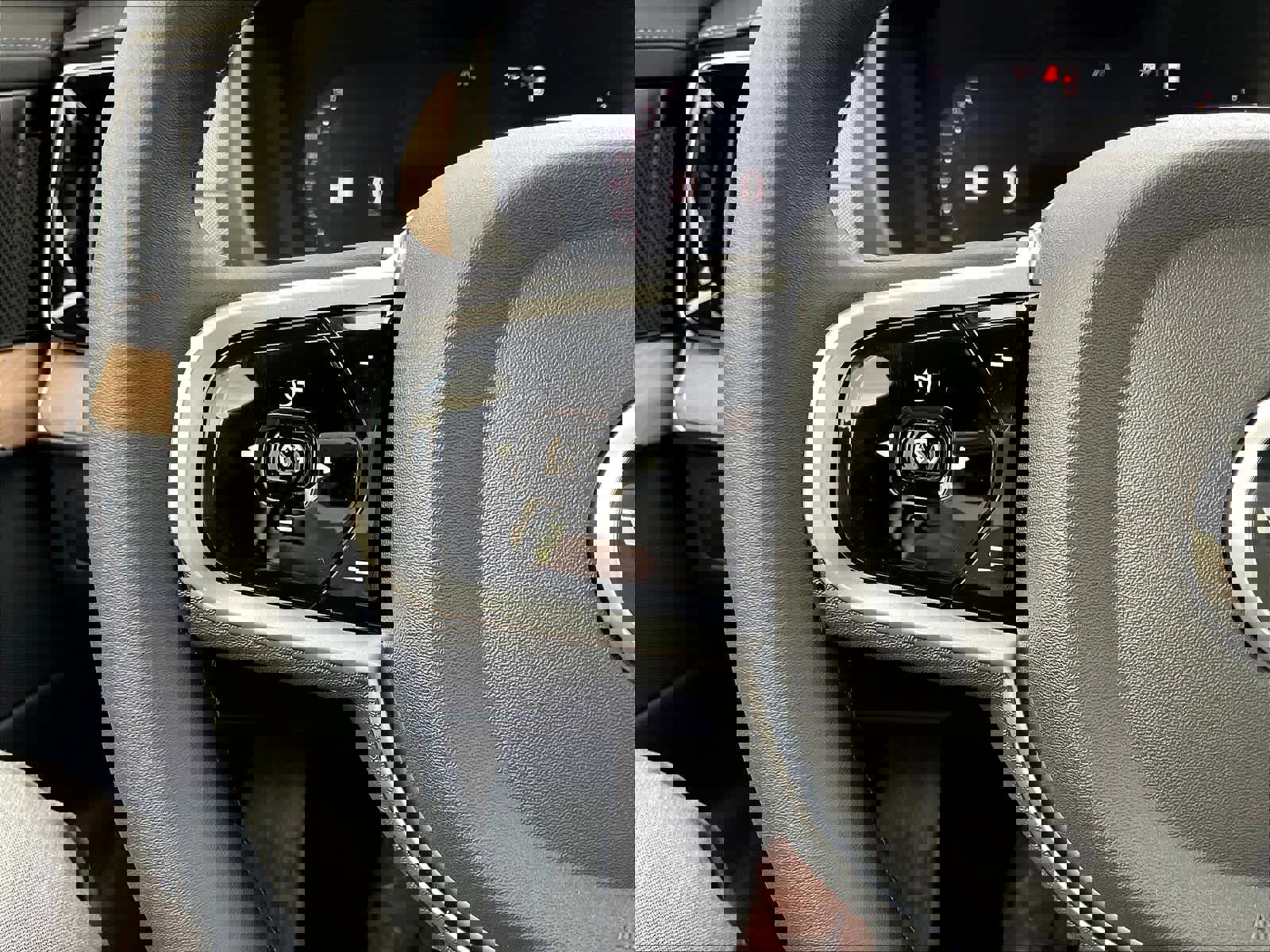 New 2026 Volvo XC90 B5 Plus w/ Protection Package AWD/4WD image 17