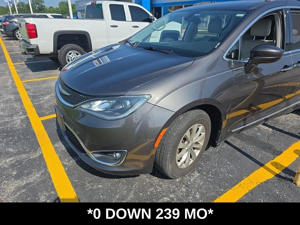 Used 2018 Chrysler Pacifica Touring-L FWD image 1