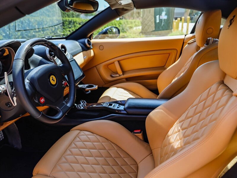 Used 2014 Ferrari California RWD image 23