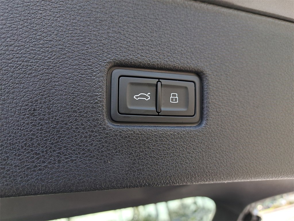 Certified 2023 Audi Q8 Prestige image 32