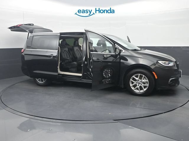 Used 2023 Chrysler Pacifica Touring-L FWD image 35
